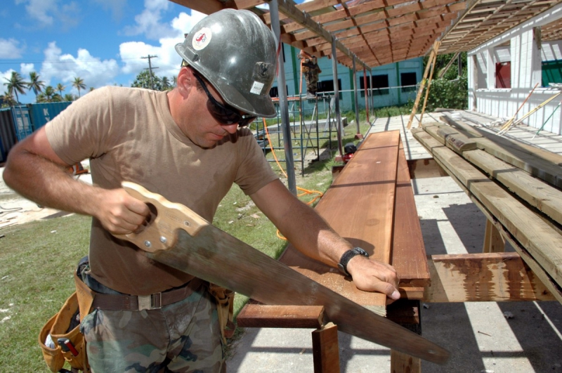 charpentier-REGUSSE-min_worker_construction_building_carpenter_male_job_build_helmet-893290